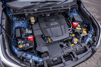 2リッター水平対向4気筒のマイルドハイブリッド「e-BOXER」は、エンジンが最高出力145PS、最大トルク188N・m、モーターが同13.6PS、同65N・mを発生。スバルが「リニアトロニック」と呼ぶマニュアルモード付きのCVTと組み合わされる。