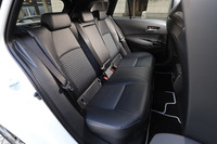 「ツーリング」のリアシートは6：4の2分割可倒式。セダンでは「W×B」のみ同様の可倒機構が付いており、その他のグレードにはスルーローディング機構は備わらない。