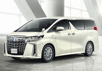 2021年5月に一部改良が施された現行（3代目）「アルファード」。2代目から姉妹車の「ヴェルファイア」が加わって以降、より押し出しの強いカスタム系のマスクを持つヴェルファイアがセールスで勝っていた。しかし2017年のマイナーチェンジでアルファードの顔つきがオラオラ度を増したところ、一気に逆転。今はアルファードが8割以上と圧倒している。