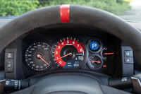 メーターパネルのデザインには2007年発売という時代が感じられる。タコメーターのレッドゾーンは7000rpmから。