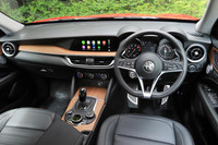 内装色はブラック／ベージュ、ブラック／レッド、ブラック／チョコレートという3種類のツートンカラーに、ブラックのモノトーンを加えた全4種類。ルーフライニングはグレーが標準だが、内装色がブラック／ベージュの場合のみ、ここもベージュとなる。