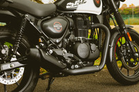 排気量349ccの空冷単気筒SOHCエンジン。力強いトルク特性とレスポンスのよさ、スムーズな回転フィールが特徴で、適度にビートの利いたエキゾーストサウンドも心地いい。