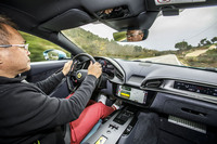 「アマルフィ」の動的フィールは、先代モデル「ローマ」とは全く異なる。フロントの突っ張り感はなくなり、乗り心地においては快適性もアップ。多くのドライバーにとって乗りやすい性格になっている。