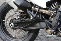 軽さと剛性を両立させる、特徴的な形状のスイングアーム。ホイールベースは「790アドベンチャー」（1509mm）と「790アドベンチャーR」（1528mm）とで差がある。
