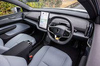 スイッチや計器を極力排した、シンプルなデザインが採用されたインストゥルメントパネル。操作・表示にかかわるデバイスの多くが12.3インチの縦型センターディスプレイ内のメニューに集約されている。