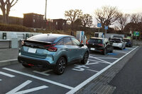 混雑すると分かっていても行楽シーズンにクルマで出かけてしまう人、家人にそれを求められてしまうパパ＆ママは、今はまだEVは避けたほうがいいでしょう。先が読めない充電器の順番待ちとか、疲れた体でSAごとに“継ぎ足し充電”しながらの帰宅とか、マジで地獄ですから……。写真は某日、webCG取材班が目撃した海老名SA（下り）の充電設備の様子。