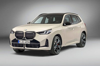「X3 M50 xDrive」（写真）のフロントまわりは、ベーシックなグレードのそれとはデザインが異なる。水平なルーバーと、その下にある台形のエアインテークが特徴的だ。