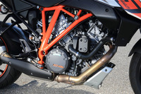 「1290スーパーデュークGT」の2気筒エンジンは、同じ排気量の「1290スーパーデュークR」とは違った、スムーズなパワーデリバリーが特徴。ツーリング用途で強みを見せる。