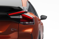 リアコンビランプも左右で「X」字を描くグラフィックとなっている。