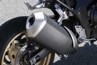 「SP」モデルのマフラーには、エンジンの回転数に応じてバルブ開度を制御する、可変排気バルブを装備。低回転域での太いトルク特性と高回転域での出力向上を両立している。