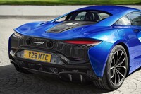 「アルトゥーラ」のリアエンドにウイング形状の空力パーツは装着されない。ボディー一体型のスポイラーとディフューザーが強力なダウンフォースを発生させる。