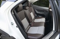 シートの仕様は全3タイプ。上級グレードの「Z」「ハイブリッドZ」のものは、合成皮革とツイード調ファブリックで仕立てられている。