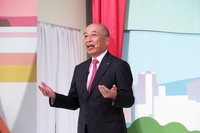 「つどい～みんなの暮らしをあたたかく～」というブーステーマについて説明する、ダイハツの奥平総一郎社長。