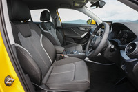 「Q2 1.0 TFSIスポーツ」は、表皮にインデックスステッチが施されたスポーツシートを標準装備する。フロントにはシートヒーターも備わる。