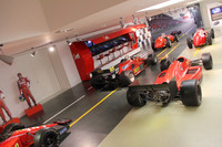 「Scuderia Ferrari」を発音するときは、「サイゼリア」のように軽くいうのが、イタリア人らしい。マラネッロの「ガレリア・フェラーリ」で。