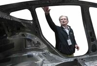 クルマの解体スペシャリスト、サンディ・マンローが「テスラ・サイバートラック」を解明へ！