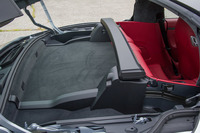 「911」シリーズのなかでも、「タルガ」のみに備わるリアの収納スペース。オープン時には、ここにルーフが格納される。