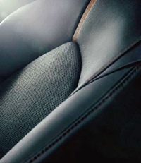 包み込まれるようなフィット感を特長とするフロントシート。
	（Photo：G“レザーパッケージ”。内装色はブラック。）