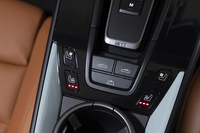 ルーフの開閉スイッチはシフトセレクターのすぐ後ろに備わっている。