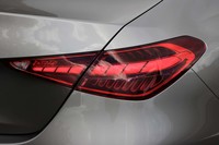 「Sクラス」譲りの横に長い三角形のリアコンビランプ。「Cクラス セダン」としては初の2ピース構造となっている。