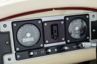 メーターはいずれもアナログ式で、左が速度計、右がエンジン回転計。ガソリン残量は、小さな液晶ディスプレイに“％表示”で示される。