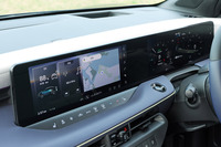 新型「リーフ」のインフォテインメントシステムはGoogleの各種機能・サービスに対応しており、「Googleマップ」「Googleアシスタント」「Google Play」などの利用が可能。またビルトイン機能の搭載により、サードパーティーが提供するさまざまなアプリも利用できるという。