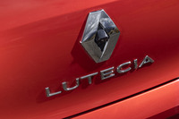 新型「ルーテシア」では、写真の「ルージュフラムメタリック」を含む全6色がボディーカラーとして設定されている。