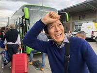 約6時間の旅の終わり。ナポリのバスターミナルで南部の太陽を浴びる筆者。