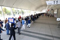 開場前の風景。とりわけ12日は10時30分から始まるジウジアーロ氏のトークショーを目当てに、丸々3ホール分以上の長い列ができた。（写真：荒川正幸）