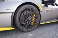 マグネシウム製の20インチホイールを装備。タイヤは専用開発された「ブリヂストン・ポテンザ スポーツ」を履く。