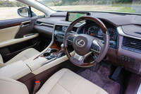 インテリアカラーは写真のアイボリーのほか、リッチクリームやブラックなど全5色。また“Fスポーツ”には専用色としてダークローズなど全3色が用意される。