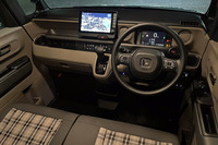 7インチTFT液晶メーターや2本スポークのステアリングホイール、レバー式のシフトセレクターなど、インストゥルメントパネルの基本デザインや装備は「N-BOX」「N-BOXカスタム」に準じたものとなる。