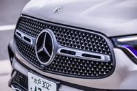 今回の試乗車では、60万円の有償オプションとなる「AMGラインパッケージ」が選択されていた。立体的なスリーポインテッドスターをちりばめた「スターパターングリル」や19インチサイズの「AMG 5スポークホイール」がエクステリア上の特徴となる。