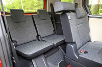 3列目シートは2人乗り。大人が長時間乗るにはいささか厳しい空間だが、左右のサイドデッキに収納を設けるなど、アメニティーにも気が使われている。