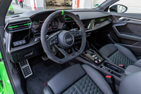 今回試乗した「RS 3セダン」は左ハンドルの欧州仕様車。インテリアでは「キャラミグリーン」の外装色に合わせた緑色のステッチや加飾が目を引く。