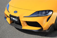 3ピースのフロントスポイラーは、標準のデザインを踏襲しつつ左右のフィンを大型化。ダウンフォースを増加させ、高速走行時のリフトアップを抑制する。