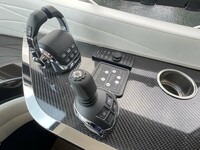 スロットルレバーまわりの様子。カーボンパーツがぜいたくに使われている。