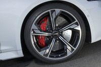今回の試乗車は275/30ZR20サイズの「コンチネンタル・スポーツコンタクト6」タイヤを装着。オプションとなるセラミックブレーキとカラードブレーキキャリバー（レッド）も選択されていた。