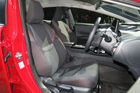 シートも赤のアクセントが添えられていておしゃれ。前席は高めのセンターコンソールで仕切られている。