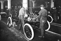 ハイランドパークの工場で働く労働者。自動車の大量生産は彼らの所得増にもつながり、資本主義の基となる大量の消費者を生んだ。