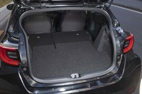 写真のように後席の背もたれを倒せば、27インチのロードバイクが1台、9.5インチのゴルフバッグとゴルフ用スポーツバッグであれば2セット収納できる。