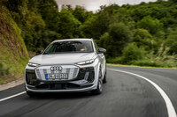 電子アーキテクチャーの「E3 1.2」は、インフォテインメントシステムだけでなく、走りに関わる電動パワートレインやドライブトレインも統合制御。高度な演算能力により、よりリニアでドライバーの意思に忠実なコントロール性を実現した。将来的には、自動運転システムの制御なども担っていくという。