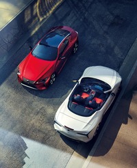 「LC500／500h」の仕様変更と同時に、LC500のオープントップバージョン「レクサスLC500コンバーチブル」（写真右下）の国内デビューも発表された。