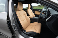 「インスクリプション」グレードに装備される本革シート。シートヒーターや8wayの電動調整機構（運転席はメモリー機能付き）が標準で備わっている。