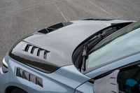 カーボン製のボンネットにはエアアウトレットが設けられており、軽量化に加えて空力性能や冷却性能の向上にも寄与している。