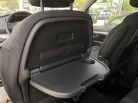 ピクニックテーブルは、航空機のエコノミークラス風である。