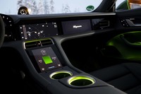 音声コントロールに対応したインフォテインメントシステムが全車に標準装備される。「ヘイ、ポルシェ」の掛け声で起動する。