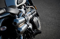 不整地や水場の走行に配慮し、排気管は高い位置にレイアウトされている。車体右側面に沿ってうねるパイプの形状にも注目。