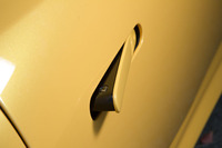 走行中はドアハンドルがボディーに格納される。電子キーを持った状態でドアハンドルの前端を押すとポップアップし、ドアロックが解除される。