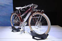 ヤマハブースに展示されている「Y-00B：Bricolage」。